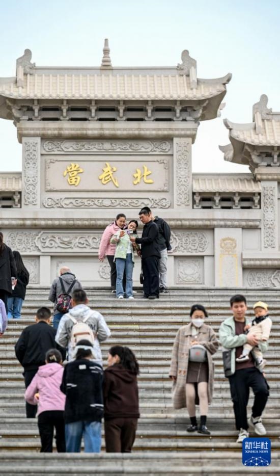 4月5日，游客在寧夏石嘴山市北武當生態(tài)旅游區(qū)游玩、拍照。新華社記者 馮開華 攝