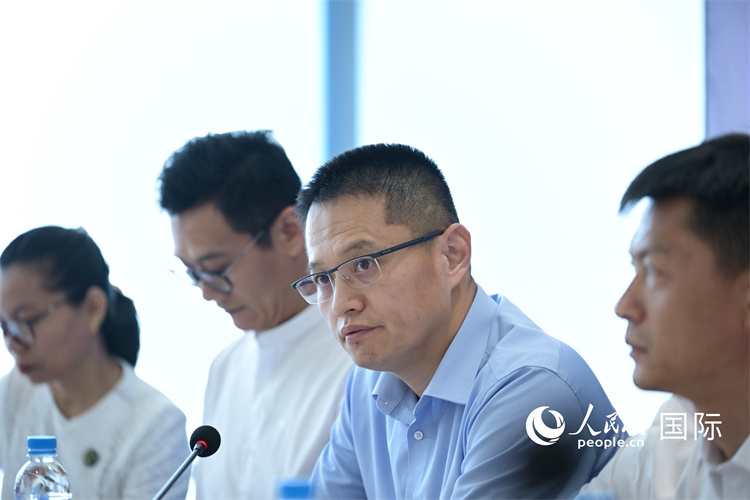 緬甸中國企業(yè)商會會長、工商銀行仰光分行行長劉銘介紹有關(guān)情況-人民網(wǎng)記者謝佳君攝