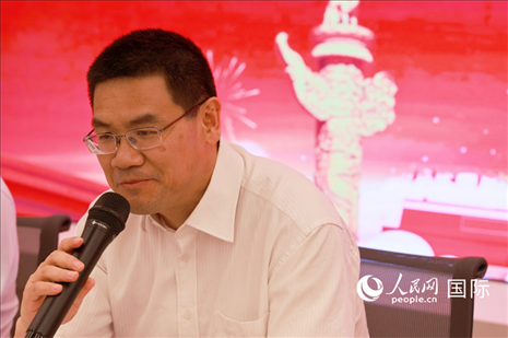北京海外聯(lián)誼會會長楊晉柏在座談會上致辭。人民網(wǎng)記者 陳海琪攝