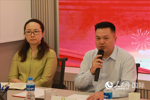 巴西和統(tǒng)會會長張小春（右）在座談會上致辭。人民網(wǎng)記者 陳海琪攝