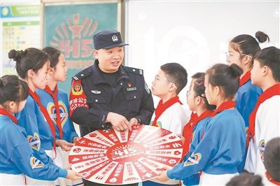 圖為公安民警給學生們講解國家安全知識。張鷹攝