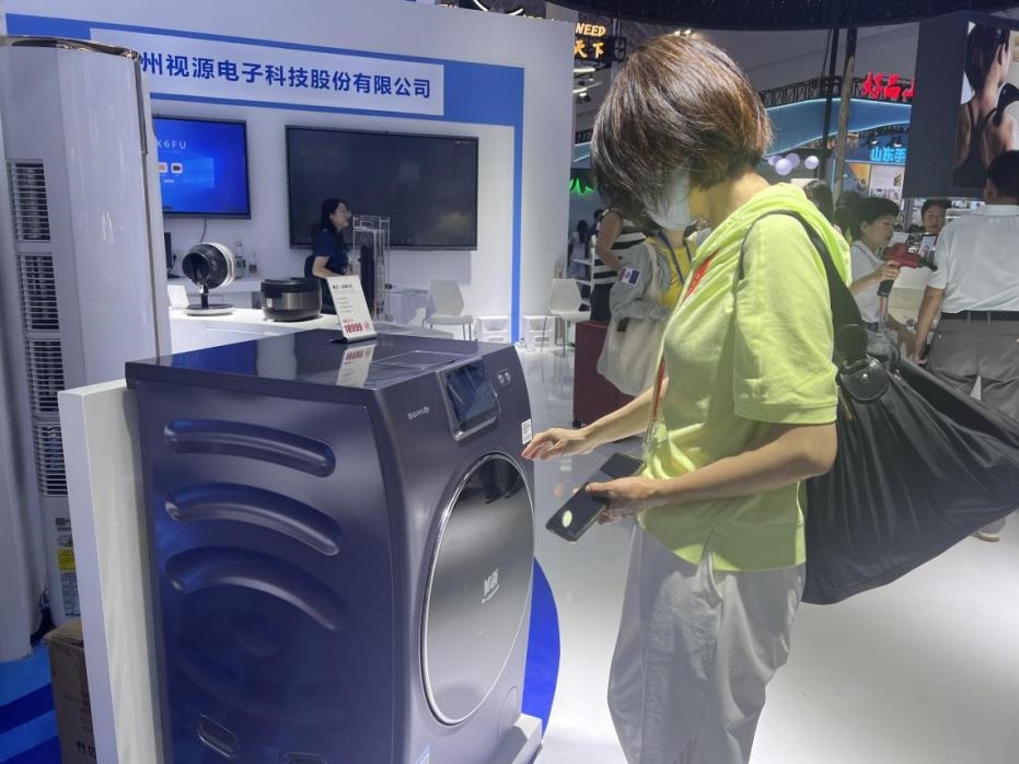 在廣東館展區(qū)內(nèi)，觀展者正在了解家用電器性能。人民網(wǎng)記者 楊迪攝