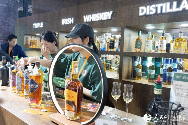 第四屆中國國際消費(fèi)品博覽會(huì)愛爾蘭國家館內(nèi)的參展商。人民網(wǎng) 常沙攝