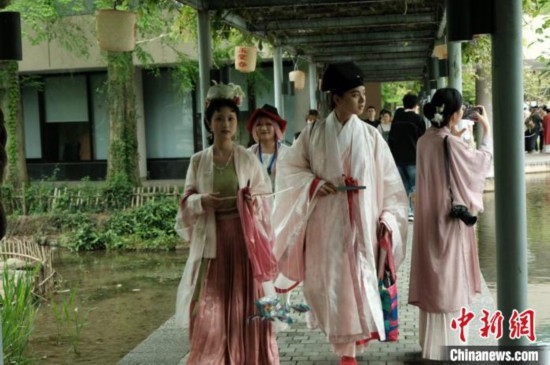 年輕人盛裝過(guò)“漢服節(jié)”。毛瑜 攝
