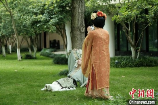 漢服愛好者在中國(guó)絲綢博物館里拍攝照片。毛瑜 攝