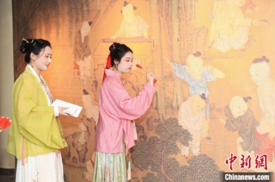 身穿漢服的年輕人參與體驗(yàn)活動(dòng)。中國(guó)絲綢博物館 供圖