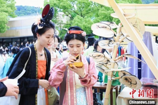 漢服愛好者逛集市。中國(guó)絲綢博物館 供圖
