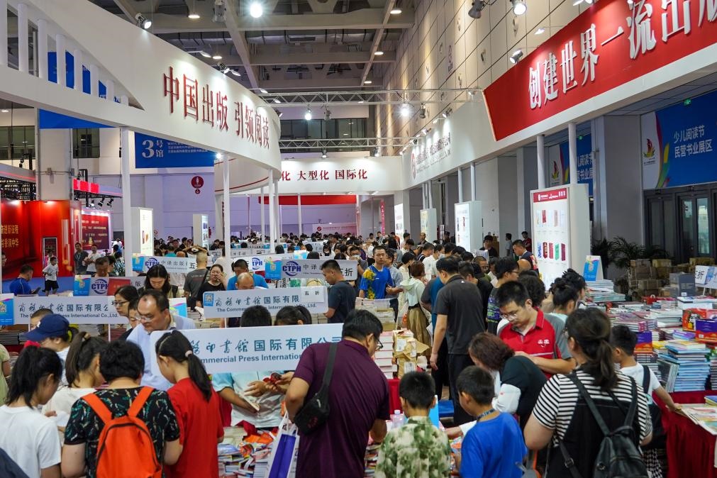 2023年7月31日，在第31屆全國圖書交易博覽會上，讀者在閱覽選購新書。新華社記者 朱崢 攝