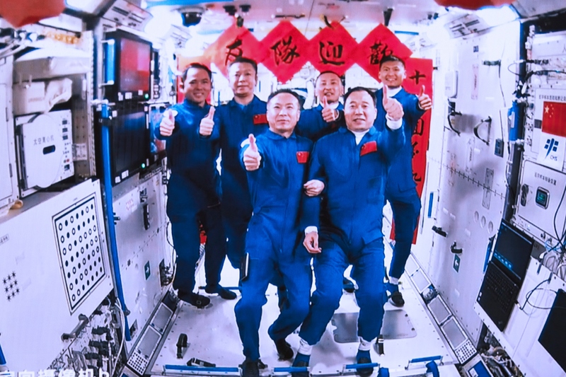 2023年5月30日，神舟十五號航天員乘組與神舟十六號航天員乘組拍下“全家?！钡漠嬅妗? width=