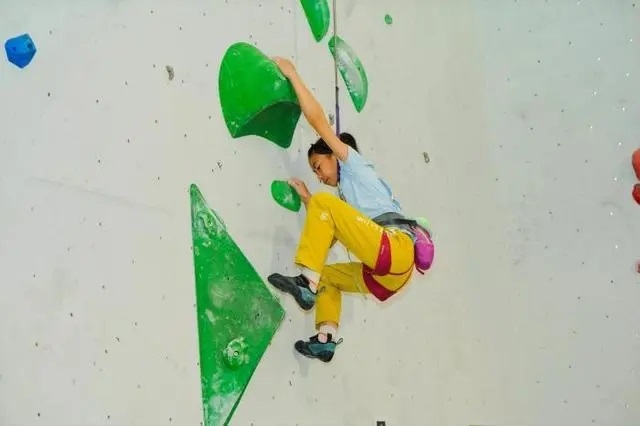2024年4月16日，全國青少年攀巖公開賽江山站舉行，選手在比賽中。中國登山協(xié)會供圖