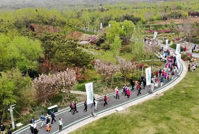 4月27日，登山愛好者在浮山森林公園參加登山健身活動（無人機(jī)照片）。新華社記者 李紫恒攝