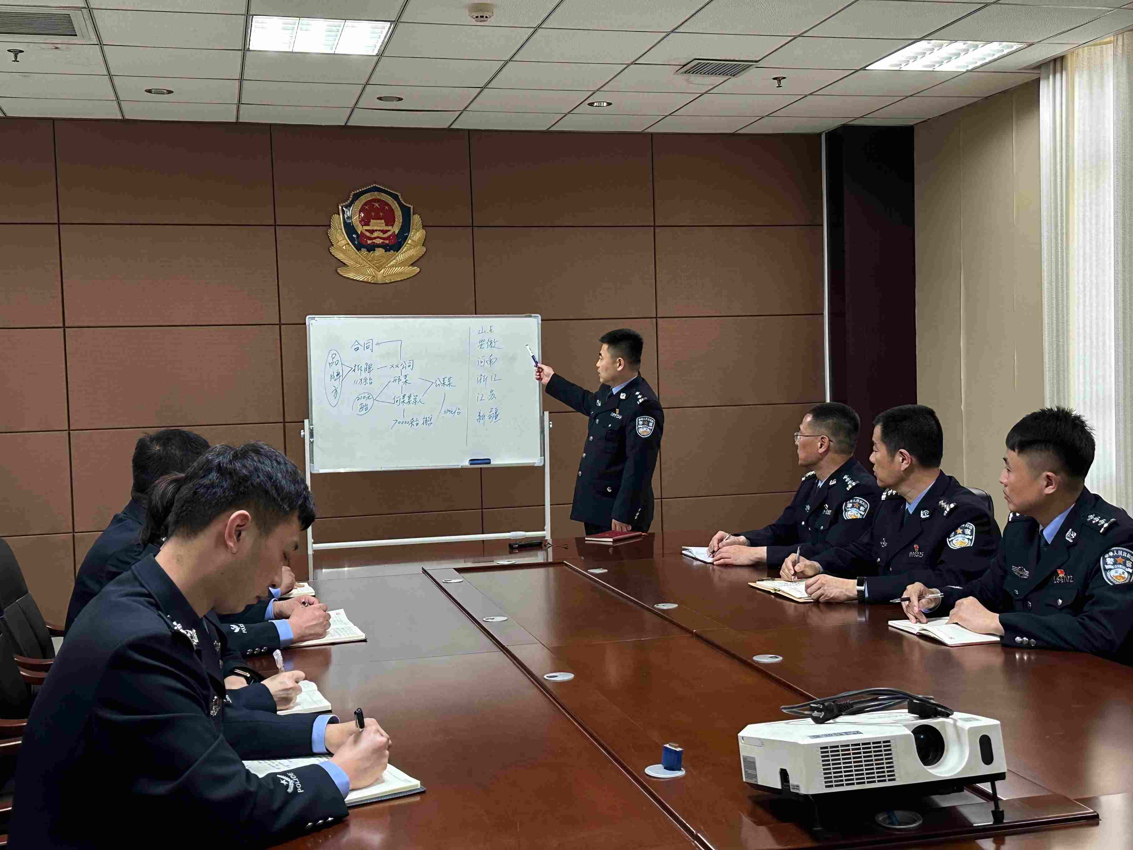 專案組辦案民警介紹案情。人民網(wǎng)記者 郝萍攝