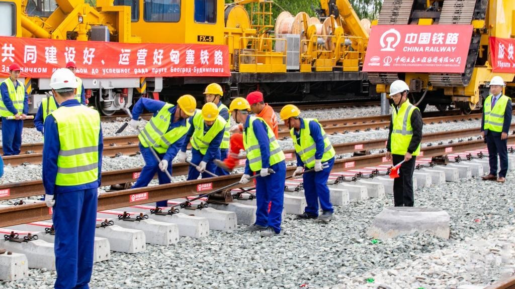 △2024年4月25日，在塞爾維亞北部城市巴奇卡托波拉，匈塞鐵路項(xiàng)目施工人員進(jìn)行匈塞鐵路軌道合龍工作。