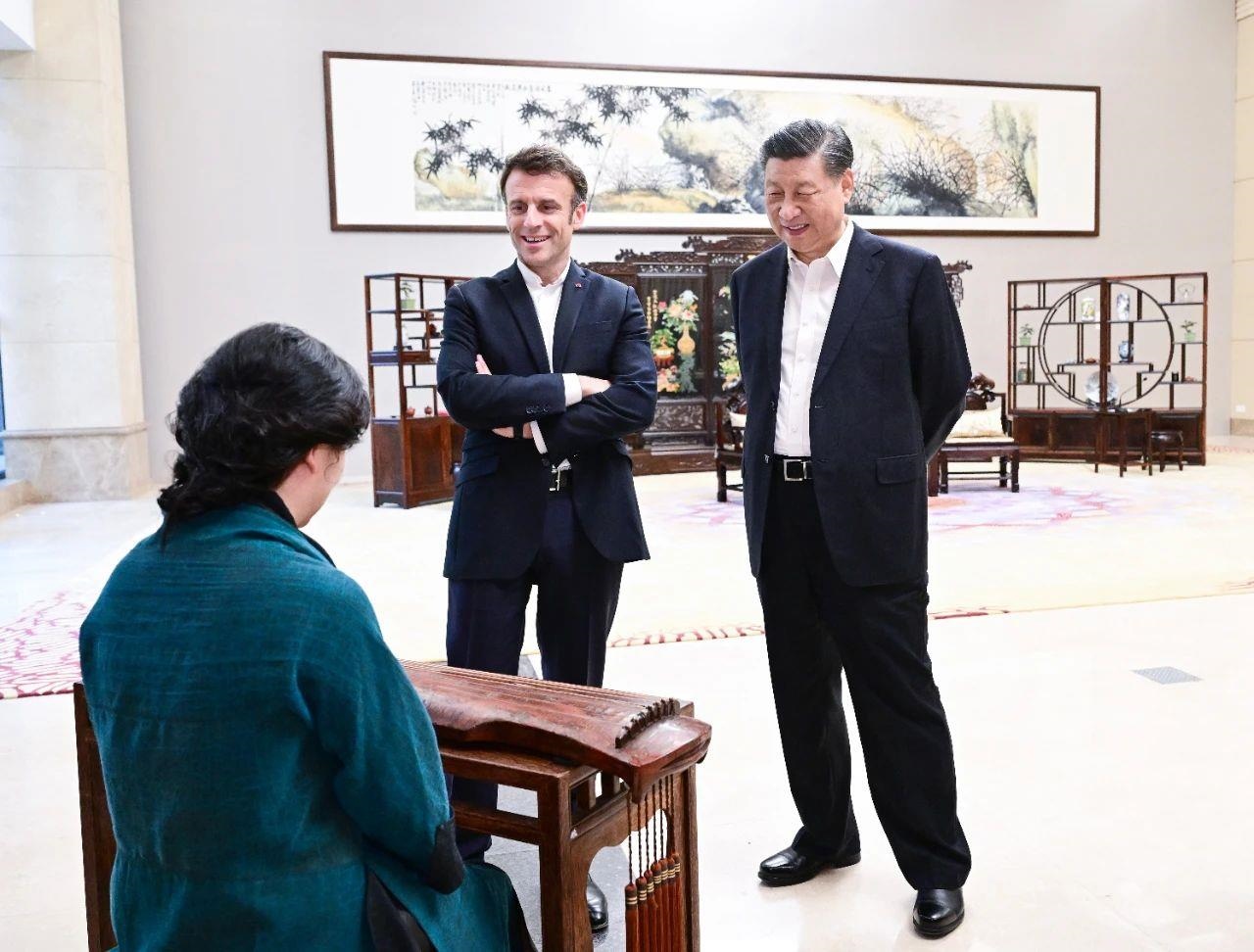 △2023年4月7日，習(xí)近平主席在廣東省廣州市松園同法國總統(tǒng)馬克龍舉行非正式會(huì)晤。這是兩國元首在白云廳欣賞古琴演奏。