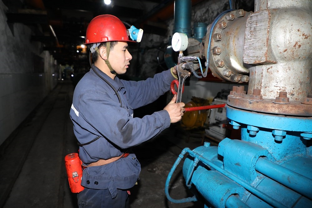 2024年4月30日，冀中能源峰峰集團新屯礦機電區(qū)副區(qū)長顧博在井下泵房檢修水泵。新華社發(fā)