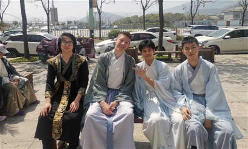 匈牙利學生與襄陽三十六中學生友好交流。