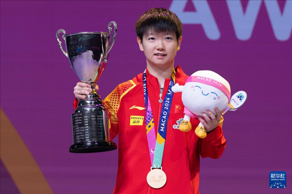 2024年4月21日，在2024年澳門國際乒聯(lián)女子世界杯決賽中，孫穎莎奪得冠軍。圖為孫穎莎在頒獎臺上。新華社記者 張金加 攝