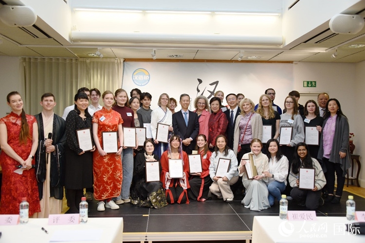 中國駐瑞典大使崔愛民、使館負(fù)責(zé)教育事務(wù)的黃立瓊參贊、預(yù)選賽評(píng)委老師和指導(dǎo)老師，以及所有獲獎(jiǎng)選手合影留念。人民網(wǎng)記者 殷淼攝