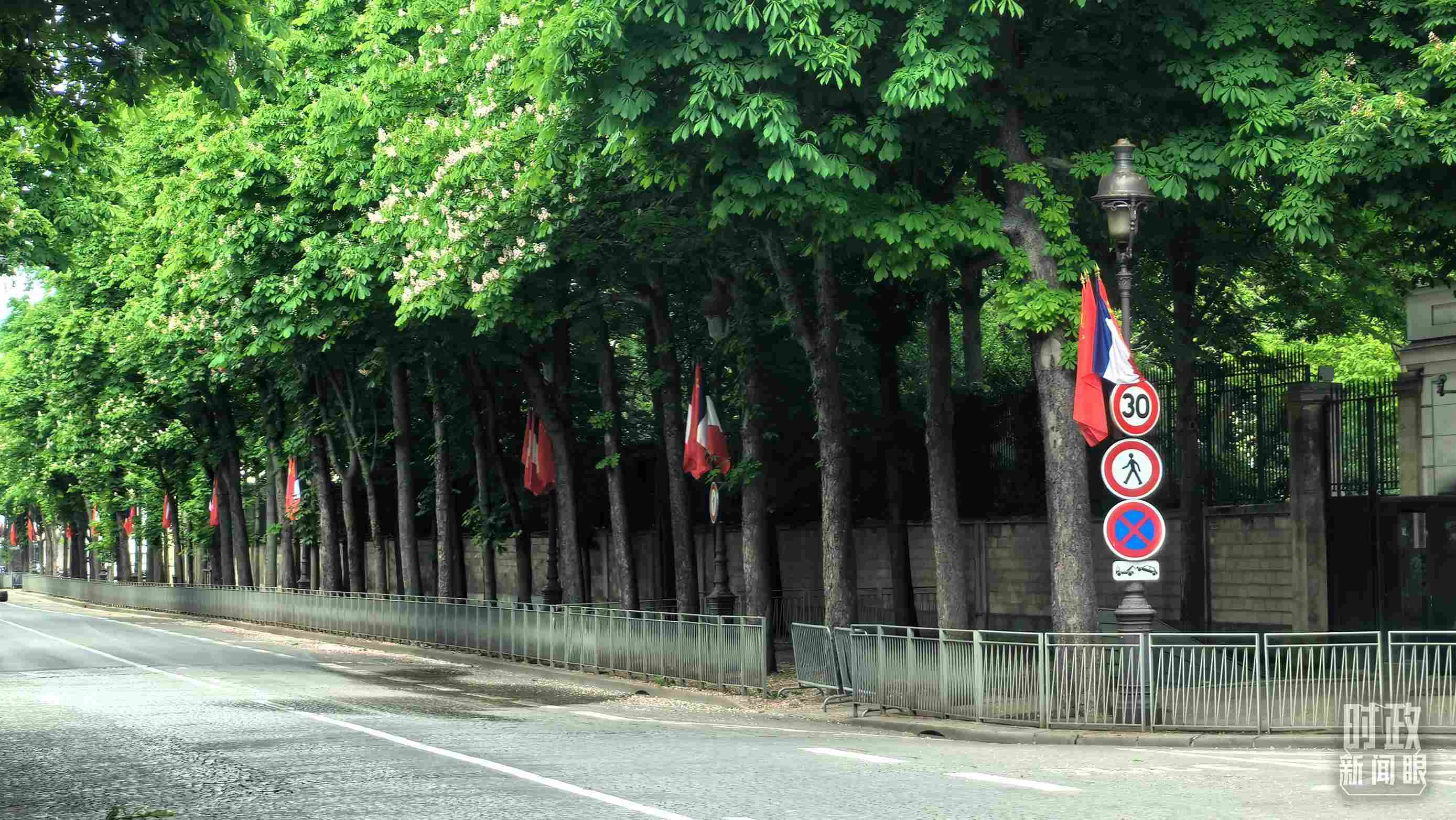 △巴黎道路兩側(cè)懸掛中法兩國(guó)國(guó)旗。（總臺(tái)央視記者鄂介甫拍攝）
