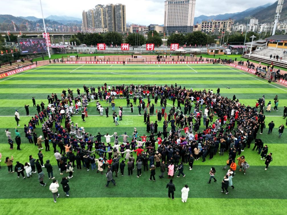 比賽結(jié)束后，兩隊隊員、親友團和大批觀眾手拉手跳起侗族舞蹈。新華社發(fā)（王炳真攝）