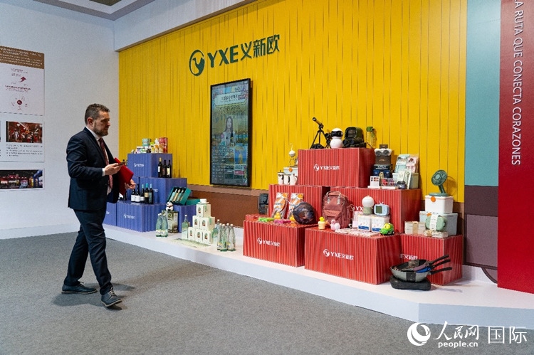 “義新歐”中歐班列（義烏—馬德里）開行十周年成果展上展出班列運送的各類商品。大衛(wèi)·阿瑪爾攝