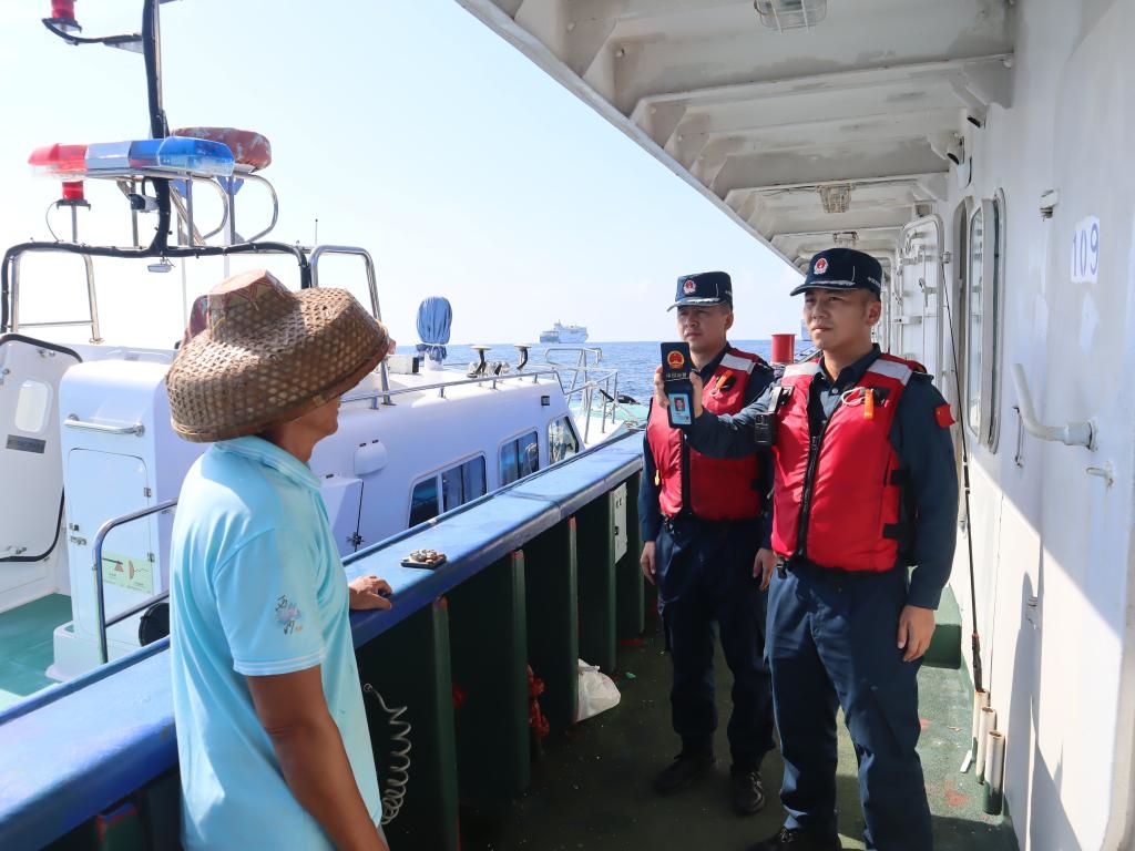 圖為5月12日海警執(zhí)法員登臨檢查漁船。（中國海警局南海分局供圖）
