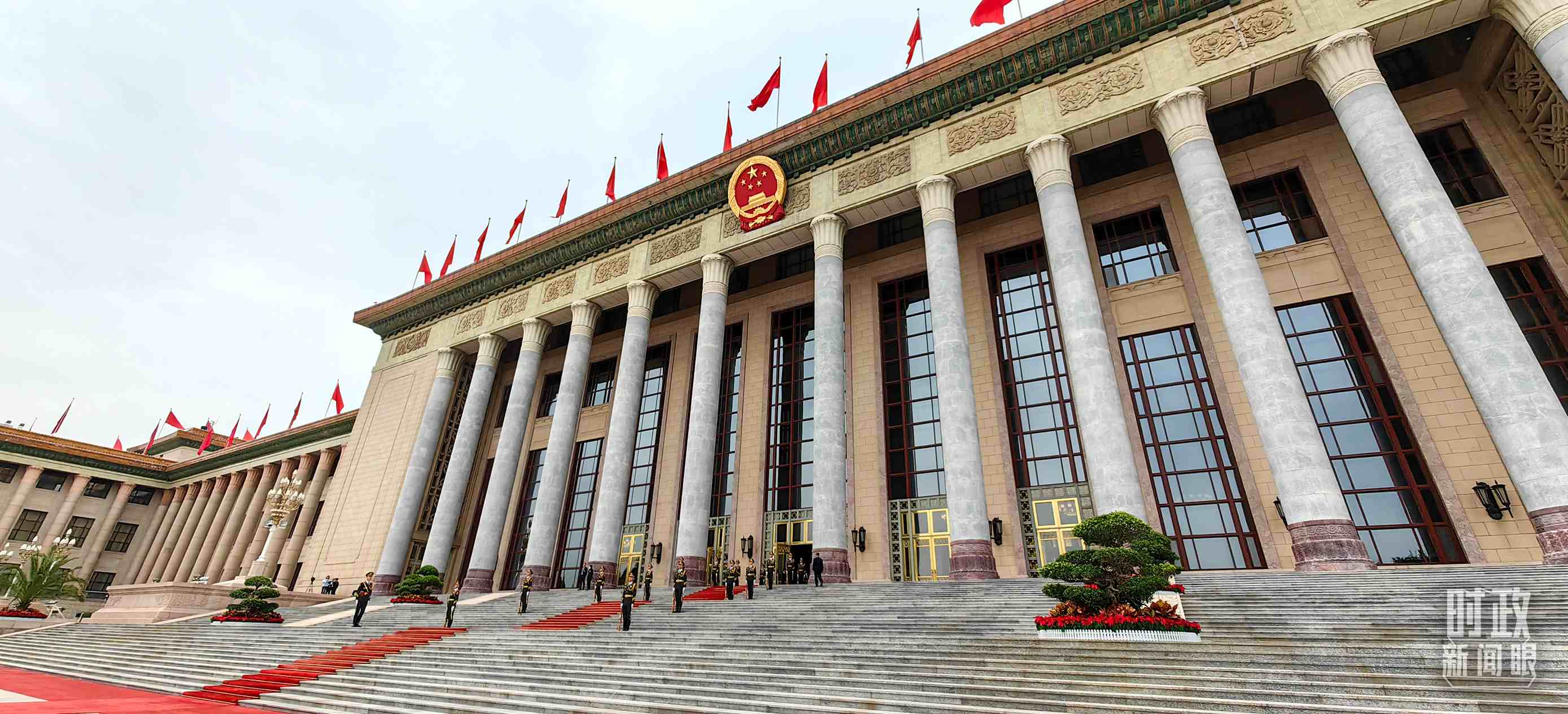△人民大會(huì)堂東門外廣場(chǎng)。（總臺(tái)央視記者段德文拍攝）