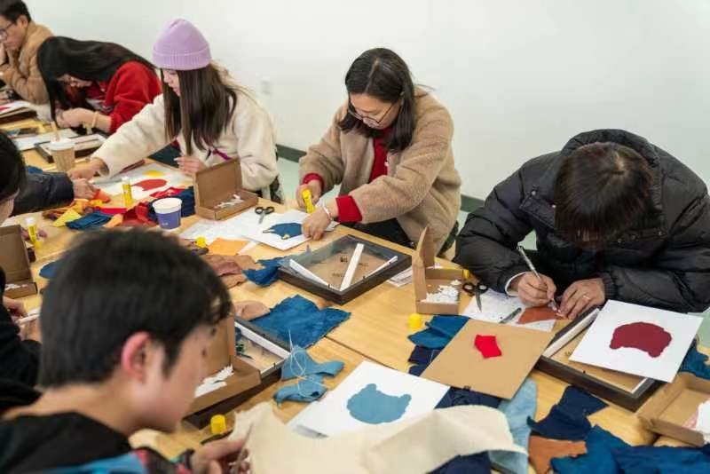2024年2月，群眾在貴州省民族博物館老師帶領(lǐng)下開展拼布、拓印等非遺手工體驗活動。受訪者供圖