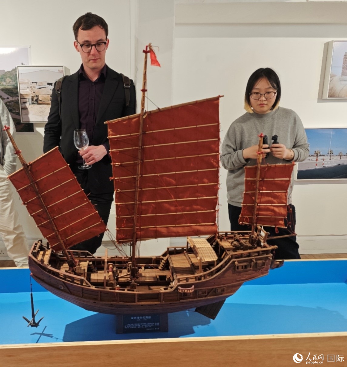 英國(guó)觀眾在欣賞來(lái)自泉州灣宋代海船模型。邢雪攝