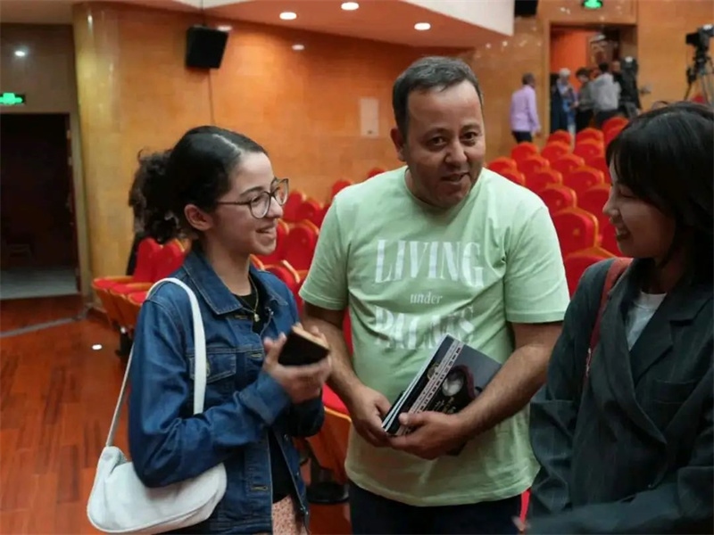 阿爾及利亞市民拉納·艾薩尼和她父親現(xiàn)場聆聽中阿交響樂演出 。蘇州交響樂團供圖