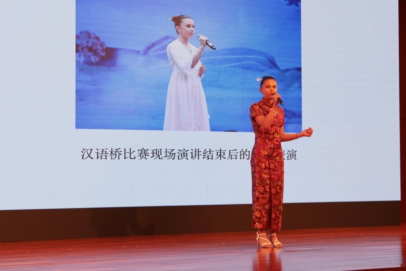 4、美國的中文愛好者譚木蘭在現(xiàn)場(chǎng)演唱歌曲《揮著翅膀的女孩》。 伊莎貝爾·羅德里格斯攝