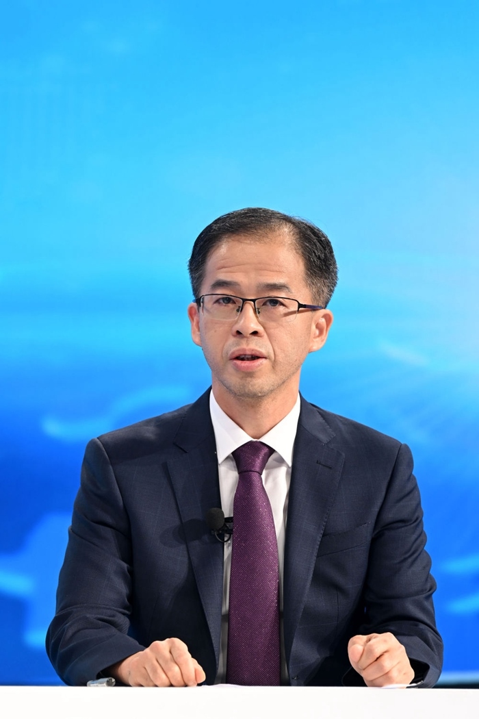 商務(wù)部政研室副主任丁維順在“中國(guó)經(jīng)濟(jì)圓桌會(huì)”錄制現(xiàn)場(chǎng)交流發(fā)言。新華社記者 金良快 攝