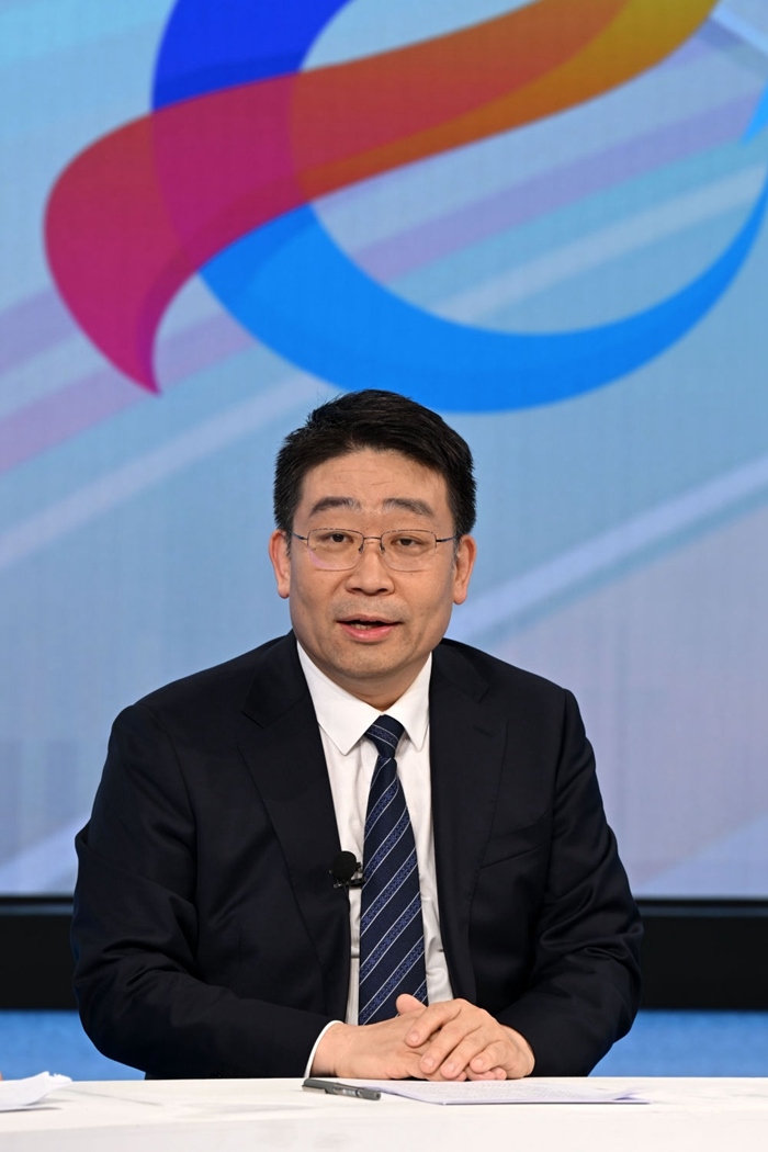 國(guó)家發(fā)展改革委產(chǎn)業(yè)司副司長(zhǎng)霍福鵬在“中國(guó)經(jīng)濟(jì)圓桌會(huì)”錄制現(xiàn)場(chǎng)交流發(fā)言。新華社記者 金良快 攝