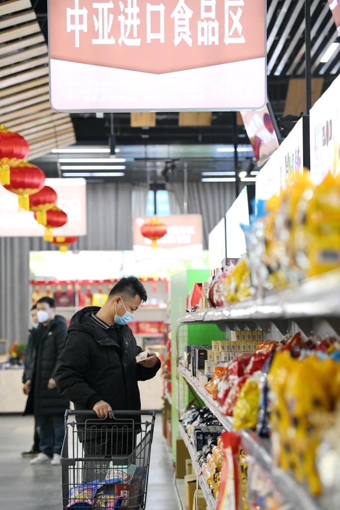 在位于西安浐灞國際港的愛菊健康生活體驗(yàn)館，消費(fèi)者挑選中亞進(jìn)口食品。新華社記者李一博 攝