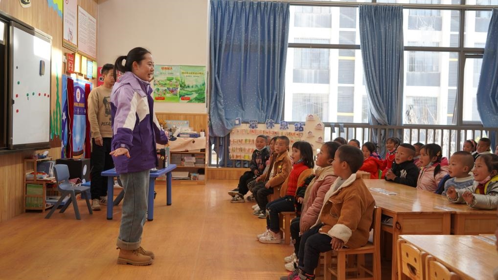  孩子們?cè)谡延X縣易地扶貧搬遷縣城集中安置點(diǎn)沐恩邸社區(qū)幼兒園上課。新華社記者 尹恒 攝