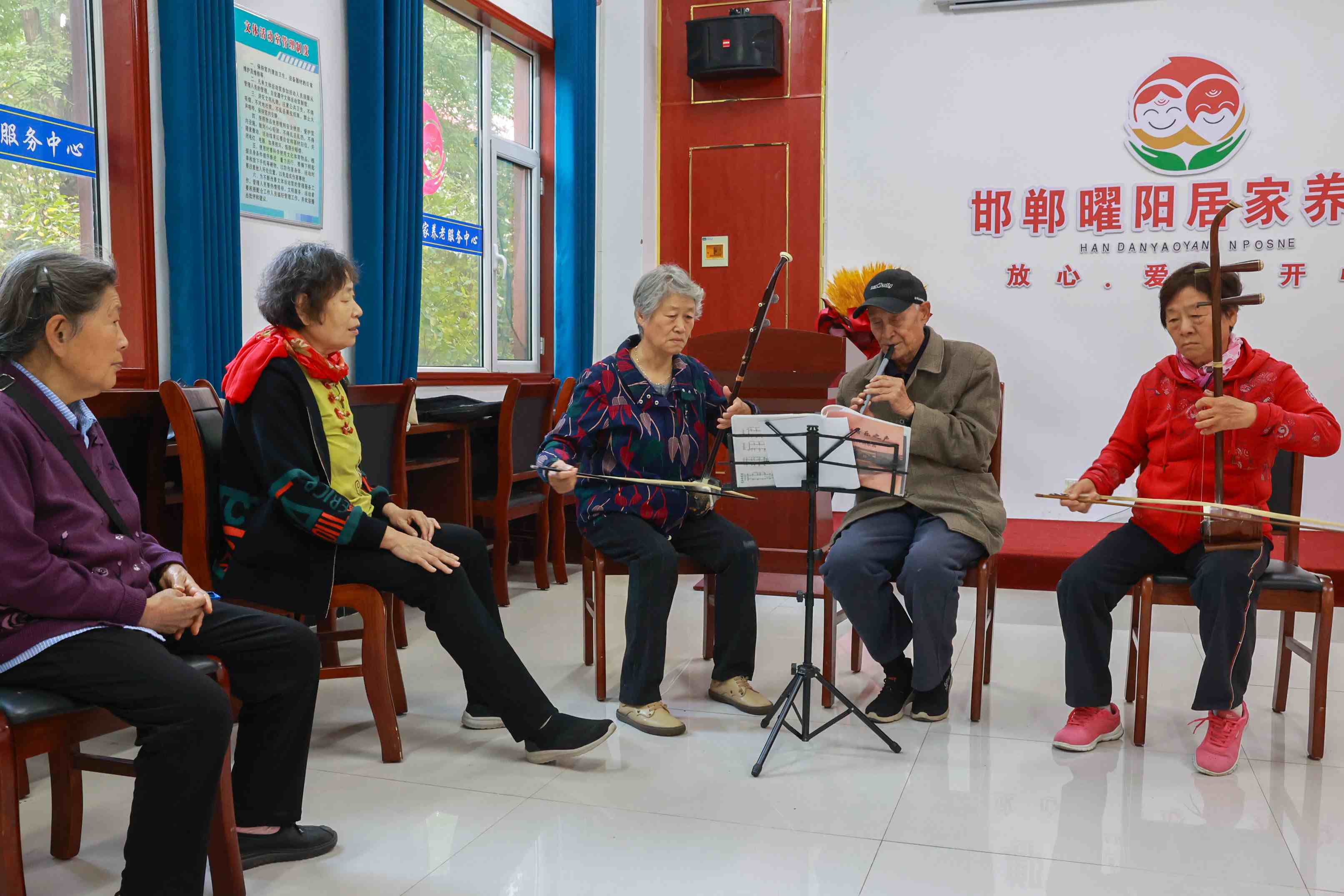 △ 近年來(lái)，在以習(xí)近平同志為核心的黨中央堅(jiān)強(qiáng)領(lǐng)導(dǎo)下，從探索建立國(guó)家基本養(yǎng)老服務(wù)清單制度，到構(gòu)建居家社區(qū)機(jī)構(gòu)相協(xié)調(diào)的“中國(guó)式”養(yǎng)老服務(wù)體系，再到理順養(yǎng)老服務(wù)監(jiān)管機(jī)制，一項(xiàng)項(xiàng)養(yǎng)老服務(wù)領(lǐng)域改革“實(shí)招”“硬招”不斷落地見(jiàn)效。圖為河北省邯鄲市邯山區(qū)曜陽(yáng)養(yǎng)老服務(wù)中心內(nèi)，老人在學(xué)習(xí)樂(lè)器演奏。