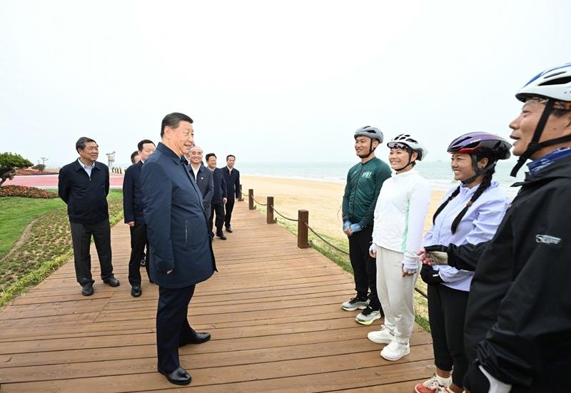 5月22日，在山東日照考察調(diào)研的習(xí)近平總書記來到陽光海岸綠道，和騎行愛好者親切交流。