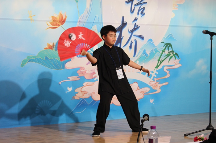 參賽選手在比賽中進(jìn)行中華才藝展示。