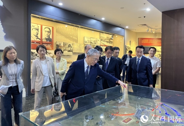 創(chuàng)價(jià)學(xué)會(huì)會(huì)長(zhǎng)原田稔（中）與青年代表團(tuán)成員訪問(wèn)中國(guó)人民抗日戰(zhàn)爭(zhēng)紀(jì)念館。人民網(wǎng)記者 陳思攝