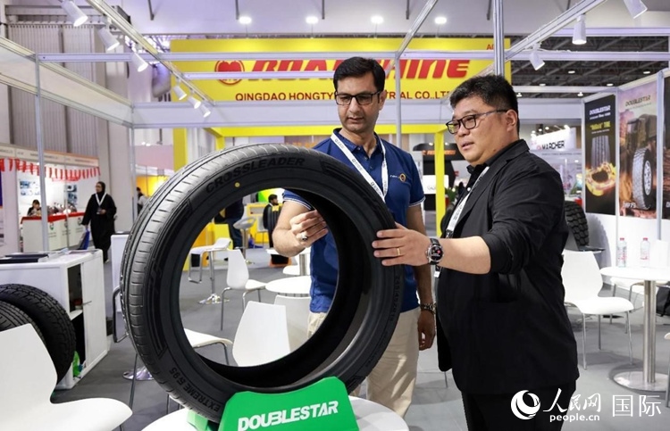 工作人員向客戶展示雙星電動(dòng)汽車(chē)輪胎。和傳統(tǒng)汽車(chē)輪胎相比，電動(dòng)汽車(chē)輪胎具有更高承載能力、更加靜音舒適、更好極速抓地、更低滾動(dòng)阻力等特點(diǎn)。人民網(wǎng)記者 管克江攝