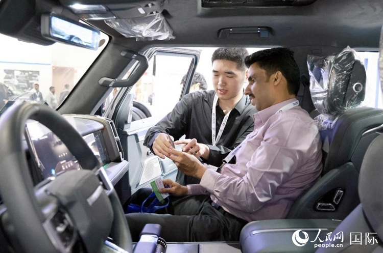 客戶在了解中國(guó)產(chǎn)汽車(chē)。人民網(wǎng)記者 管克江攝