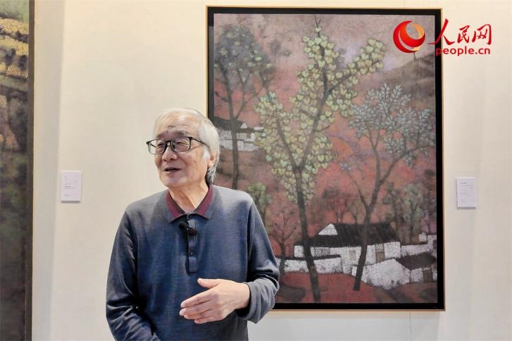 中央文史研究館書畫院院部委員、清華大學(xué)吳冠中藝術(shù)研究中心副主任王秦生正在接受人民網(wǎng)的采訪。人民網(wǎng)記者 劉微攝