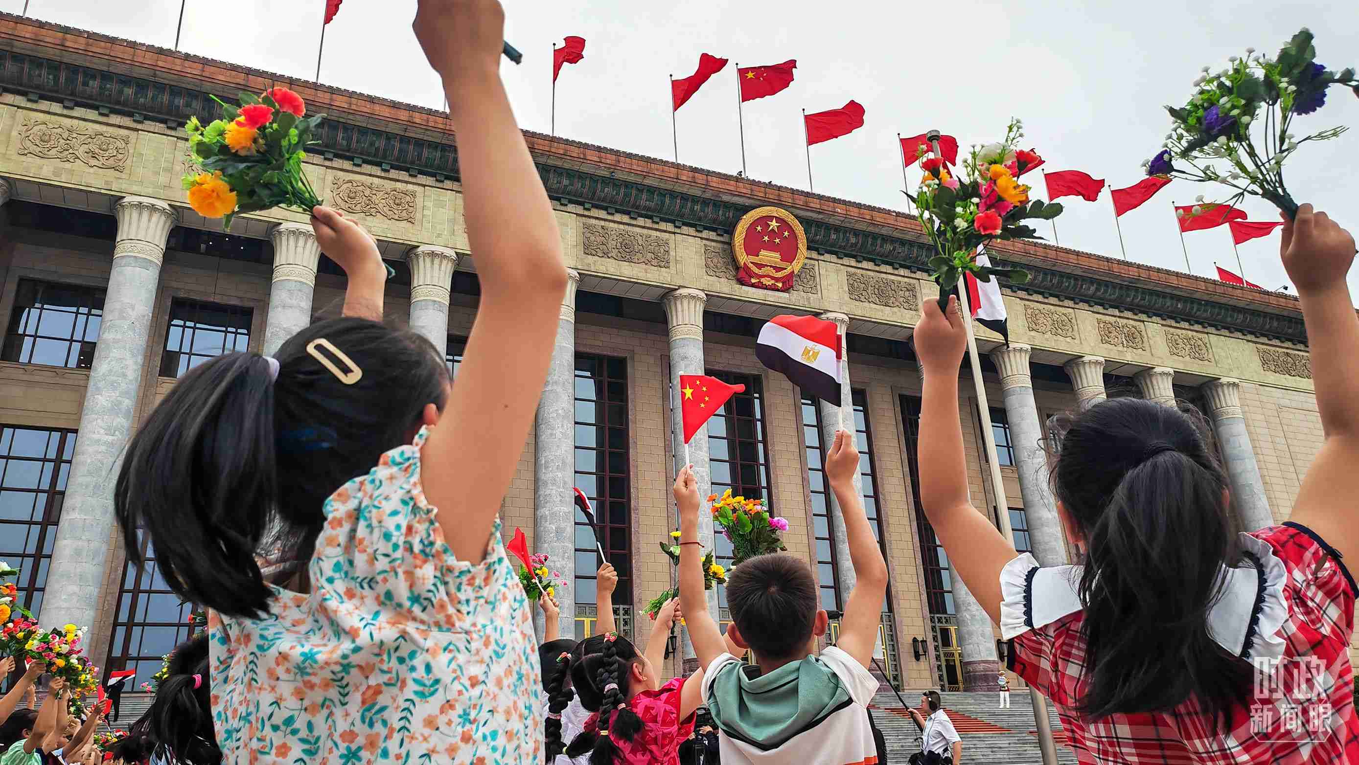 △5月29日下午，習近平主席舉行儀式歡迎埃及總統(tǒng)塞西訪華。圖為歡迎儀式現(xiàn)場的少年兒童。（總臺央視記者劉琦拍攝）