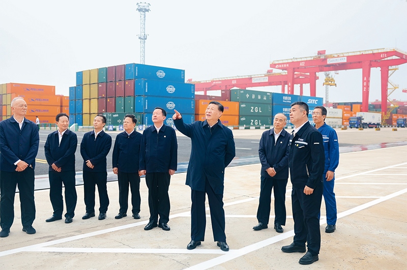2024年5月22日至24日，中共中央總書(shū)記、國(guó)家主席、中央軍委主席習(xí)近平在山東考察。這是22日下午，習(xí)近平在日照港察看全自動(dòng)化集裝箱碼頭作業(yè)場(chǎng)景。 新華社記者 鞠鵬/攝