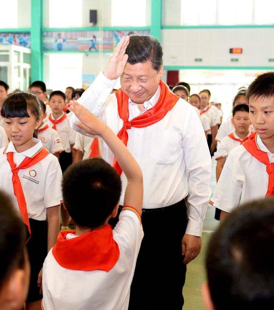 2014年5月30日，習(xí)近平總書記來到北京市海淀區(qū)民族小學(xué)，參加慶?！傲弧眹H兒童節(jié)活動。新華社記者 李濤 攝