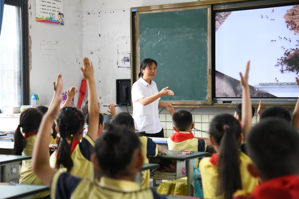 5月31日，學(xué)生在科學(xué)課上與老師互動(dòng)。
