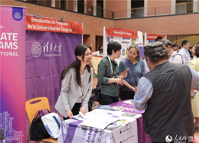 旅西華人華僑在展臺(tái)前咨詢。人民網(wǎng)記者 顏歡攝