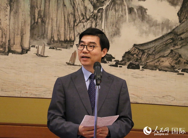中國(guó)駐日本大使館施泳公使致辭。人民網(wǎng) 許可攝