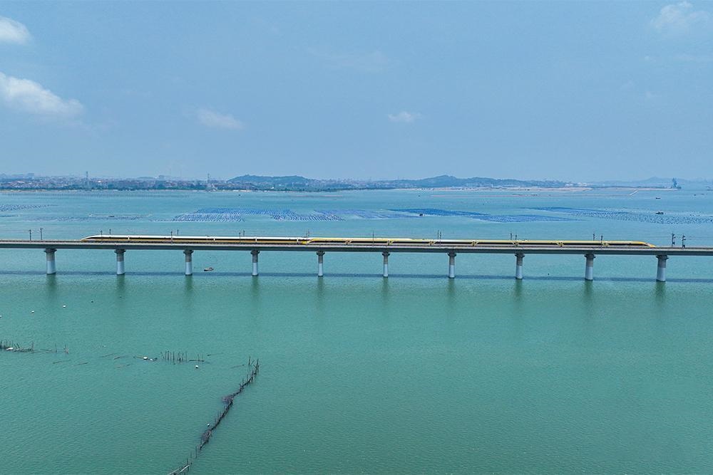 △2023年6月28日，CR450動車組試驗列車在湄洲灣跨海大橋交會運行，單列最高運行時速達(dá)到453公里。