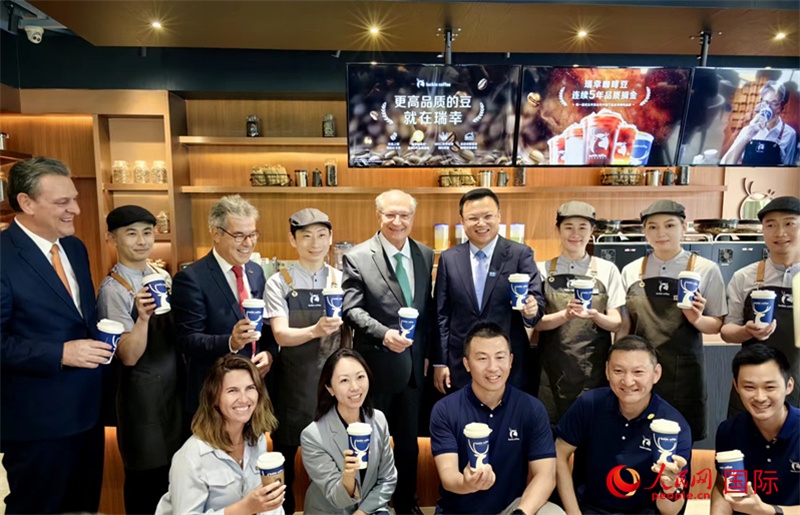 巴西副總統(tǒng)阿爾克明在北京某咖啡店推廣巴西咖啡。人民網(wǎng)記者 符園園攝